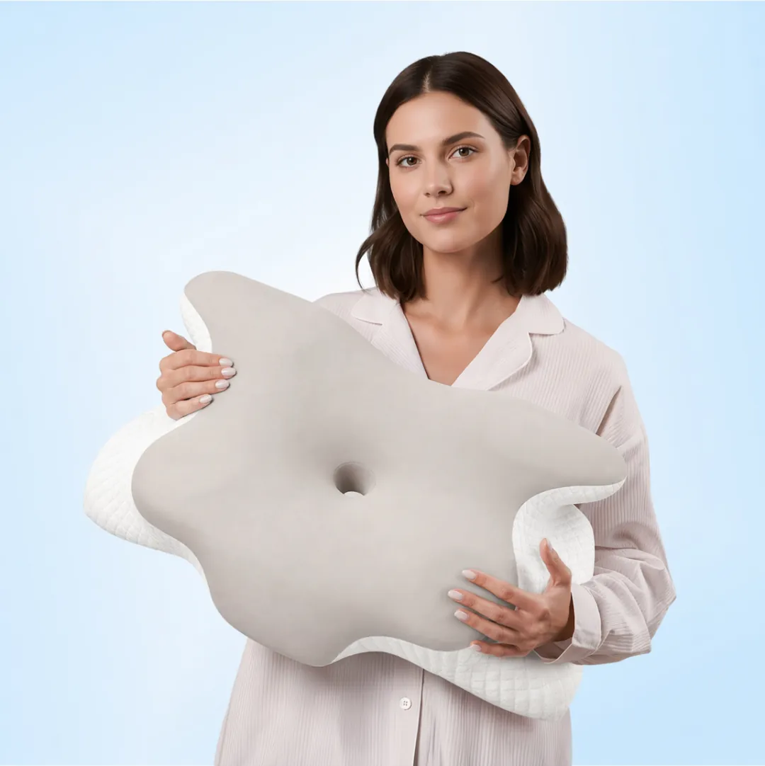 Vrouw slaapt rustig op het ergonomische vlinderkussen van The Sleepr